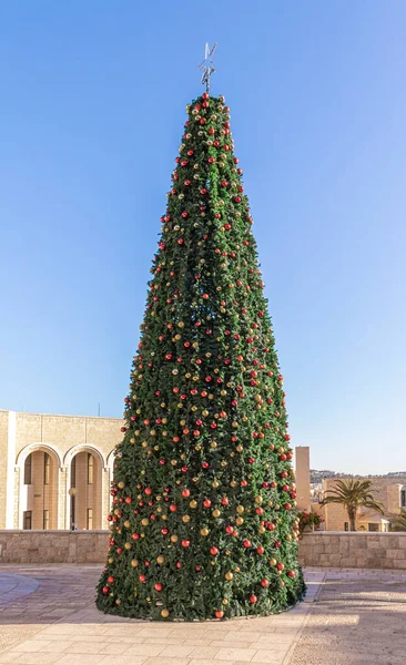 Árbol de Navidad decorado para Año Nuevo y puestos de Navidad en el patio del Centro de Notre Dame de Jerusalén cerca de la Puerta Nueva en la Ciudad Vieja en Jerusalén, Israel — Foto de Stock