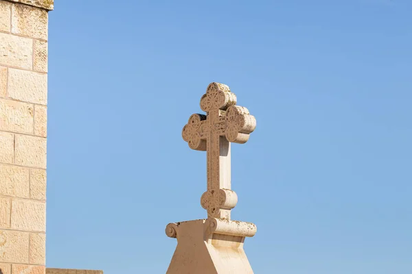 Великий кам'яний хрест, вирізьблений з каменю на церкві Святого Миколая в Бей-Джала - передмісті Віфлеєма в Палестині. — стокове фото