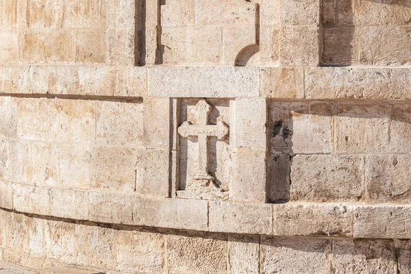 Uma grande cruz de pedra esculpida em pedra na igreja de São Nicolau em Bay Jala - um subúrbio de Belém na Palestina — Fotografia de Stock