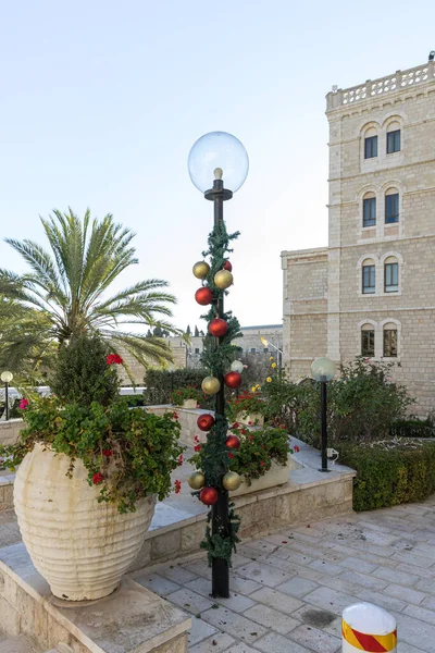 Lámpara decorada para Año Nuevo y puestos de Navidad en el patio del Centro de Notre Dame de Jerusalén cerca de la Puerta Nueva en la Ciudad Vieja de Jerusalén, Israel — Foto de Stock