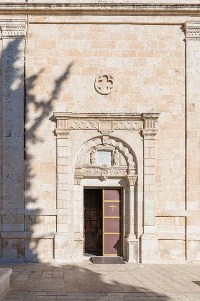 Główne wejście do kościoła św. Mikołaja w Zatoce Jala - przedmieścia Betlejem w Palestynie — Zdjęcie stockowe