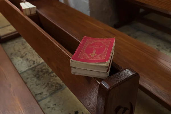 Arapça kutsal kitaplar, Filistin 'deki Beytüllahim' in bir banliyösü olan Bay Jala 'daki Aziz Niklas Kilisesi' nin salonunda ibadet için bir bankta duruyordu. — Stok fotoğraf