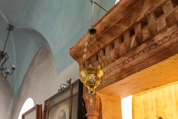Uma lâmpada de ícone está pendurada na masmorra da igreja de São Nicolau em Bayt Jala - um subúrbio de Belém na Palestina — Fotografia de Stock