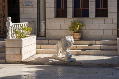Yunan Manastırı 'nın avlusunda aslan heykeli - Beytüllahim' in bir banliyösü olan Bayt Sahour 'daki çoban tarlası. Filistin 'de
