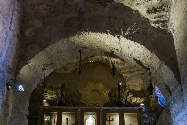 O interior da igreja subterrânea em nome de São Jorge Vitorioso em uma caverna no território do Mosteiro grego - Campo de pastores em Bayt Sahour, Palestina — Fotografia de Stock