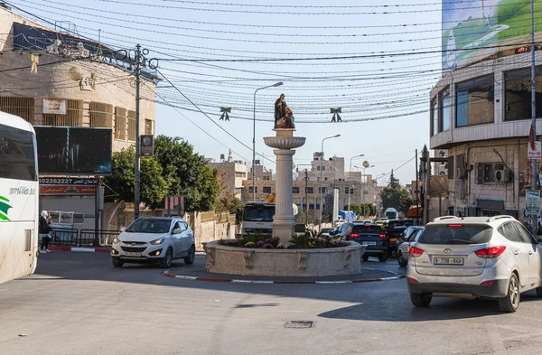 Rotonda decorada para la celebración de Navidad en Bayt Sahour, un suburbio de Belén. en Palestina — Foto de Stock