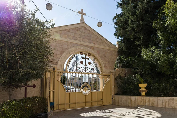 Hlavní brána ve zdi řeckého kláštera - pastýřské pole v Bayt Sahour, předměstí Betléma. v Palestině — Stock fotografie