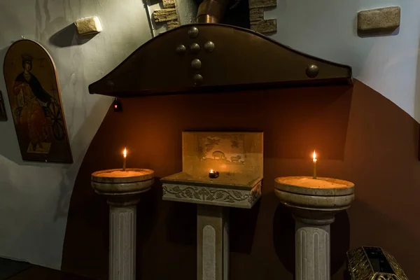 El interior de la iglesia subterránea en nombre de San Jorge Victorioso en una cueva en el territorio del monasterio griego Campo de pastores en Bayt Sahour, Palestina —  Fotos de Stock