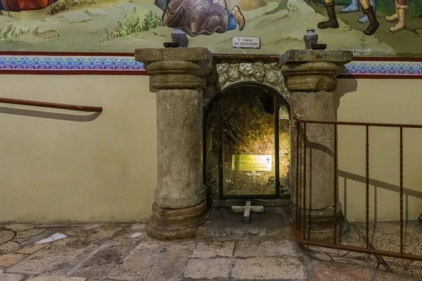 Wnętrze podziemnego kościoła św. Jerzego Zwycięskie w jaskini na terenie Klasztoru Greckiego - Pole Pasterzy w Bayt Sahour, Palestyna — Zdjęcie stockowe