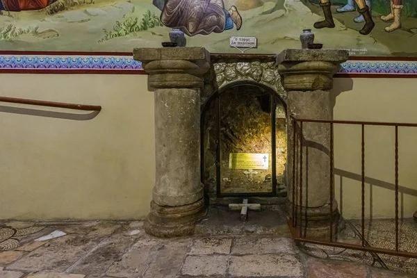 The interior of underground church in name of St. George Victorious in a cave on territory of Greek Monastery - Shepherds Field in Bayt Sahour, Palestine — Stock Photo, Image