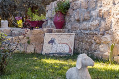 Yunan Manastırı 'nın topraklarında koyun şeklinde yapılmış bir mozaik. Beytüllahim' in bir banliyösü olan Bayt Sahour 'daki çoban tarlası. Filistin 'de