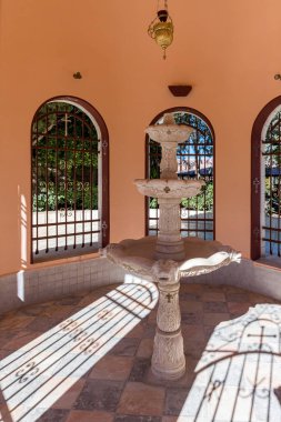 Yunan Manastırı bölgesindeki dekoratif çeşme Beytüllahim 'in bir banliyösü olan Bayt Sahour' daki çoban tarlası. Filistin 'de