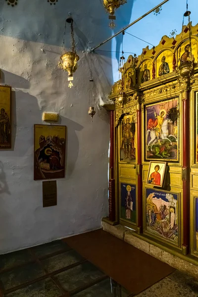El interior de la iglesia subterránea en nombre de San Jorge Victorioso en una cueva en el territorio del monasterio griego Campo de pastores en Bayt Sahour, Palestina — Foto de Stock