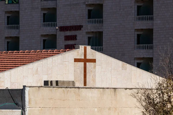 Groot kruis op de gevel van het gebouw in Bayt Sahour, een buitenwijk van Bethlehem. in Palestina — Stockfoto