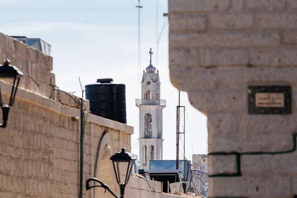 Arquitectura de Belén. El campanario es visible en la brecha entre las casas de Belén en Palestina — Foto de Stock