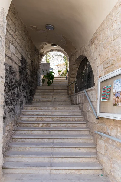 Smalle straat met trappen naar Bethlehem in Palestina — Stockfoto