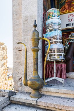 Filistin, Beytüllahim 'deki hediyelik eşya dükkanının yanında büyük bir bakır sürahi bulunuyor.
