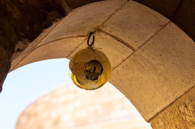 Filistin 'deki Beytüllahim' deki İsa 'nın Doğumu Kilisesi' nin kemerinin altında büyük yaldızlı bir top asılı duruyor.