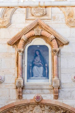 Filistin, Beytüllahim 'deki Beytüllahim' deki Milk Grotto Kilisesi 'nin girişindeki oyukta emziren bir bebeğin annesi heykeli.