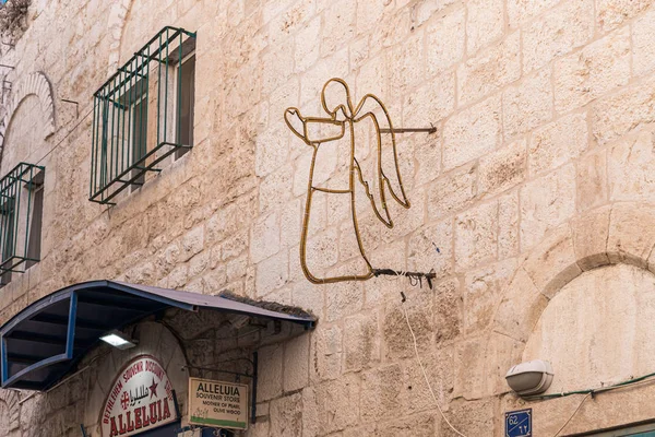 Dekorative leuchtende Dekoration für die Weihnachtsfeier in Form eines Engels, der an der Wand in Betlehem in Palestin hängt — Stockfoto
