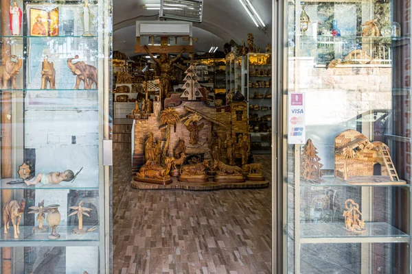 Open doors of a gift shop with wood products in Bethlehem in Palestine — 스톡 사진