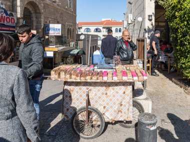 Filistin 'deki Beytüllahim' deki ana meydanda şekerli satıcı arabası duruyor.
