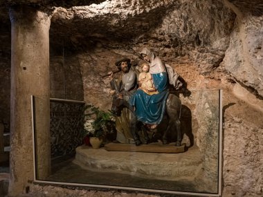 Filistin 'deki Beytüllahim' deki Milk Grotto Kilisesi 'nde İncil standındaki bir sahneyi tasvir ediyor.