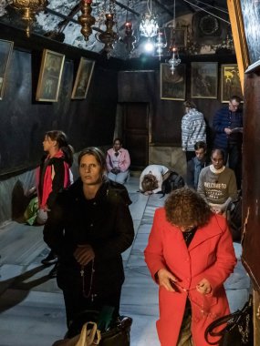 Filistin 'deki Beytüllahim' deki İsa 'nın Doğumu Kilisesi' ndeki Noel Mağarası 'nda sayısız hacı dua ediyor.