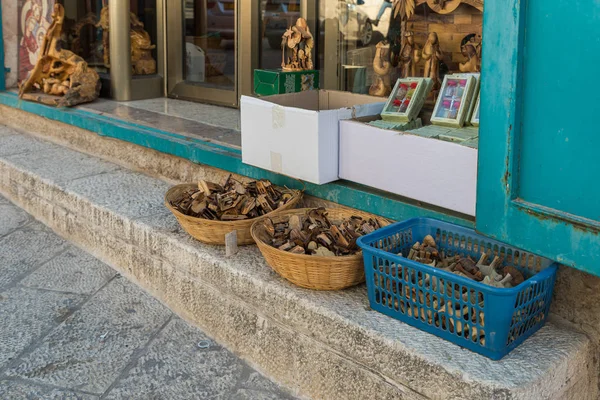 Wooden religious souvenirs are in boxes at the entrance to the gift shop in Bethlehem in Palestine — Stock Photo, Image