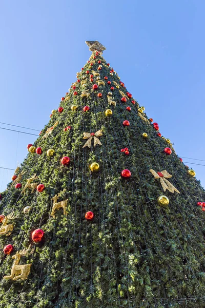 Árbol de Navidad decorado en la plaza principal de Belén - Plaza del Pesebre en Palestina — Foto de Stock