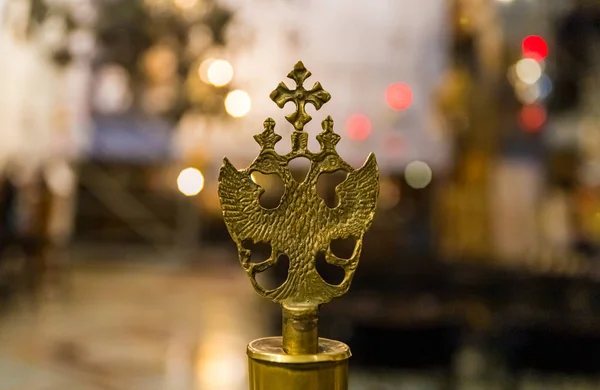 Gilded Russian coat of arms on a separation column in the main hall of the Church of Nativity in Bethlehem in Palestine — Stock Photo, Image