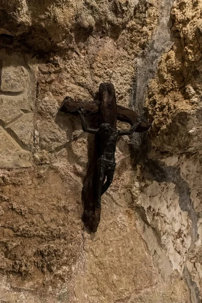 Дерев "яний розп" яття висить у печері святих немовлят під каплицею Святої Катерини у Віфлеємі (Палестина). — стокове фото