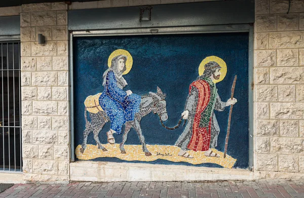 Exterior wall of a house with a mosaic of Johany Sofer depicting a scene from the Bible on the street in Bethlehem in Palestine — Stock Photo, Image