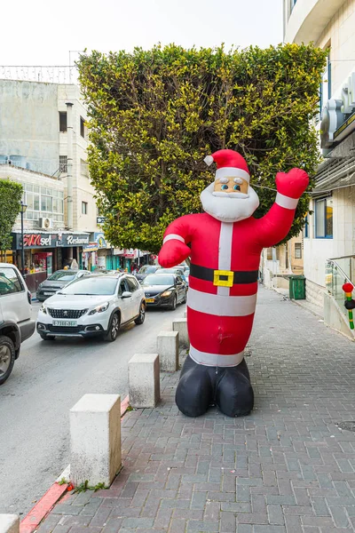 Duża nadmuchiwana postać Świętego Mikołaja stoi na ulicy w Betlejem w Palestynie — Zdjęcie stockowe
