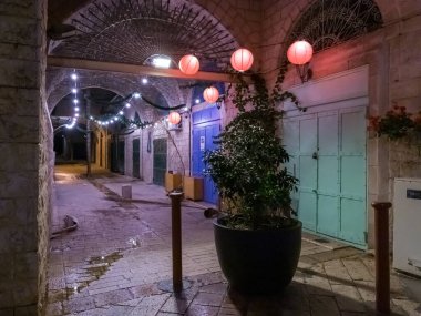 İsrail 'deki Nasıra' nın eski bir bölgesinde dekore edilmiş bir caddenin gece görüşü