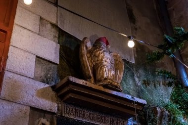 İsrail 'deki Nasıra' nın eski bir bölgesinde dekore edilmiş bir caddenin gece görüşü