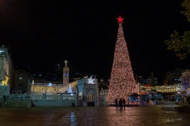 İsrail 'in eski Nasıra bölgesindeki meydanda Noel kutlaması için süslenmiş bir Noel ağacının gece manzarası