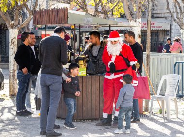 Noel Baba, Filistin, Beytüllahim 'deki ana meydanda çocuklarla iletişim kuruyor.