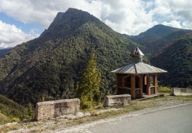 Georgia 'nın dağlık kesimindeki Svaneti' de bir dağ yolunda kapalı otobüs durağı.