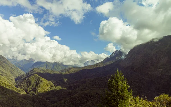 Pendientes de montañas cubiertas de bosques y nubes de trueno bajas en Svaneti en la parte montañosa de Georgia —  Fotos de Stock