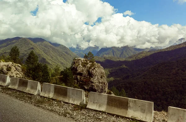 Pendientes de montañas cubiertas de bosques y nubes de trueno bajas en Svaneti en la parte montañosa de Georgia — Foto de Stock
