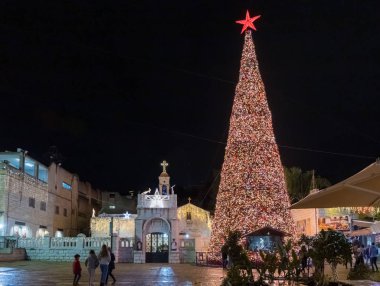 İsrail 'in eski Nasıra bölgesindeki meydanda Noel kutlaması için süslenmiş bir Noel ağacının gece manzarası