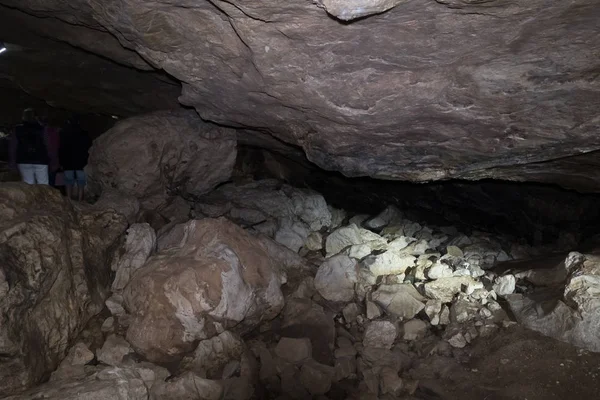 La entrada a la atracción turística Cueva Prometeo (también Cueva Kumistavi) cerca de Tskaltubo en la región de Imereti, Georgia —  Fotos de Stock