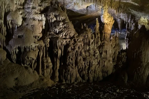 A Caverna Prometheus (também chamada Caverna Kumistavi) perto de Tskaltubo na região de Imereti, Geórgia — Fotografia de Stock