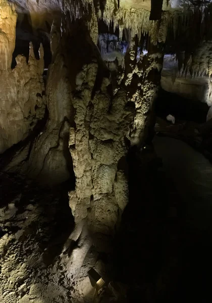 La Cueva Prometeo (también Cueva Kumistavi) cerca de Tskaltubo en la región de Imereti, Georgia —  Fotos de Stock