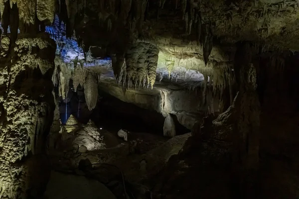 La Cueva Prometeo (también Cueva Kumistavi) cerca de Tskaltubo en la región de Imereti, Georgia —  Fotos de Stock