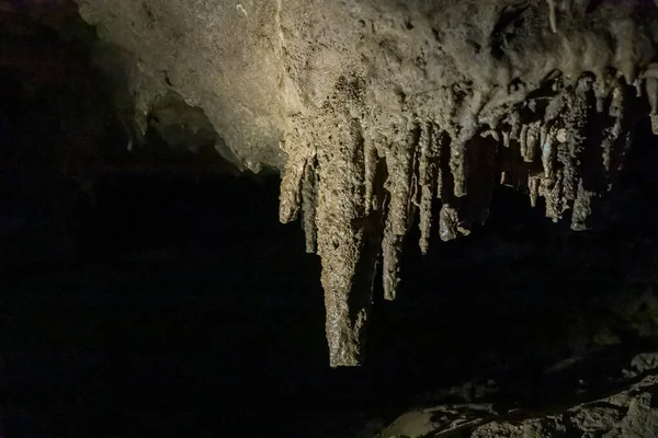 Gürcistan 'ın Imereti bölgesinde yer alan Tskaltubo yakınlarındaki Prometheus Mağarası (Kumistavi Mağarası) — Stok fotoğraf