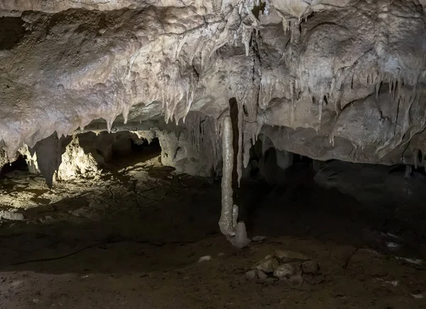 La Cueva Prometeo (también Cueva Kumistavi) cerca de Tskaltubo en la región de Imereti, Georgia —  Fotos de Stock