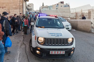Filistin trafik polisi arabası Filistin 'deki Beytüllahim' deki İsa 'nın Doğumu Kilisesi' nin yanında duruyor.