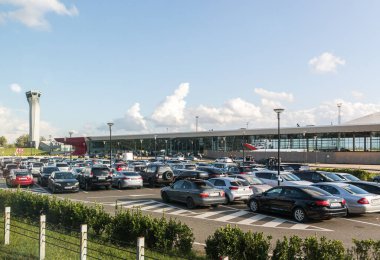 İnşaatçı David Kutaisi Uluslararası Havalimanı 'nın Gürcistan' ın Kutaisi kenti yakınlarındaki otoparkında.
